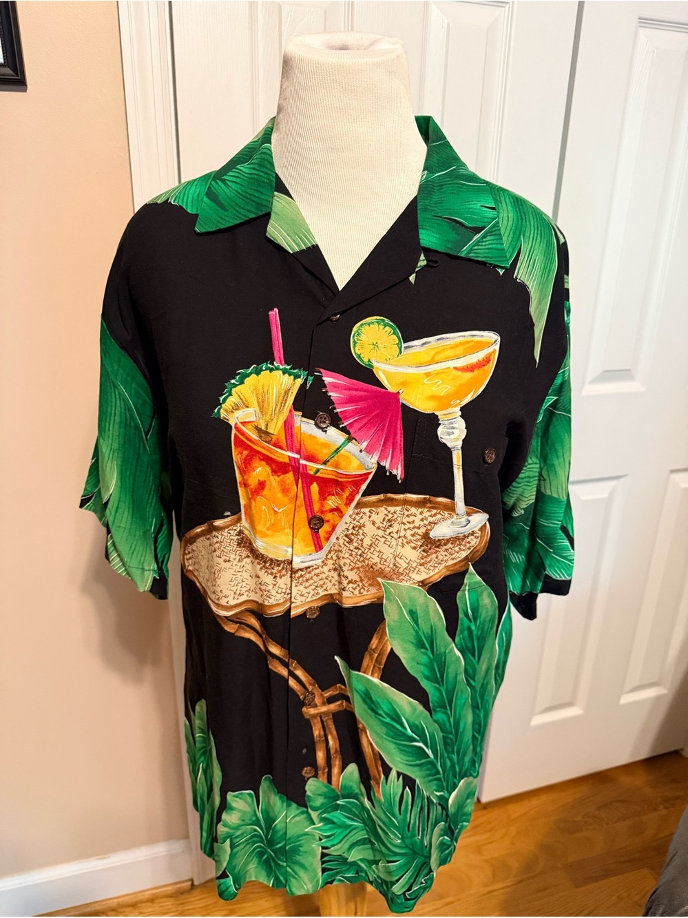 Tori Richard Hawaiian Shirt. Size large.